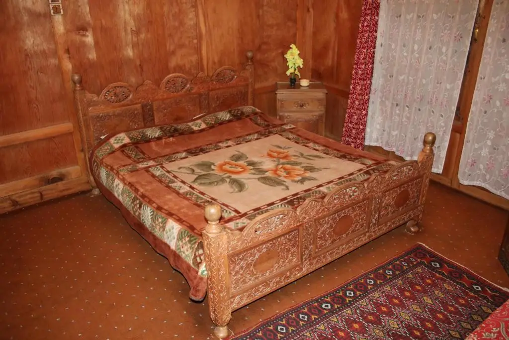 Шринагар: Houseboat Young Manhattan