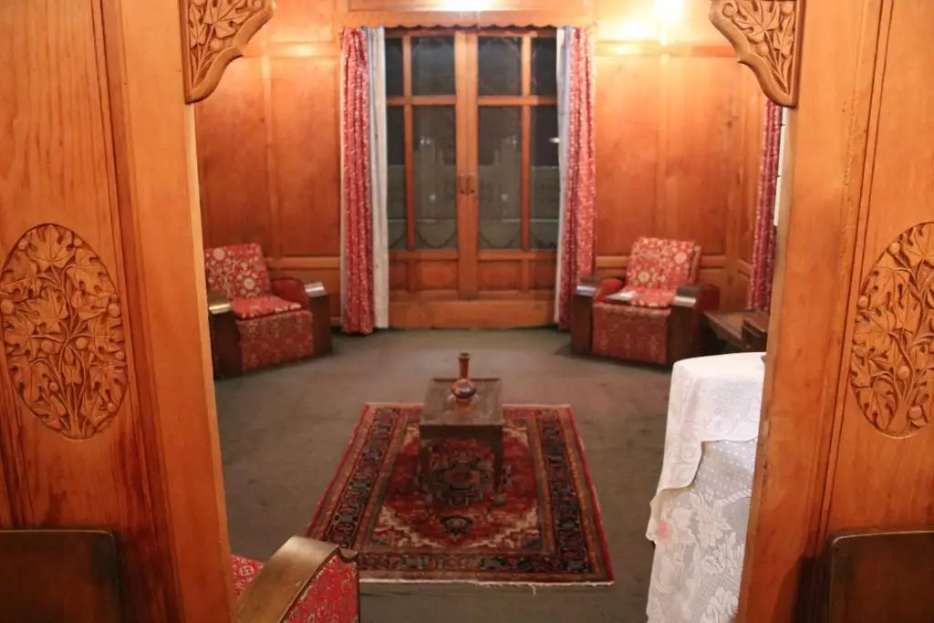 Шринагар: Houseboat Young Manhattan