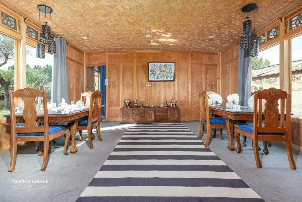 Шринагар: Prince of Kashmir Luxury Houseboat