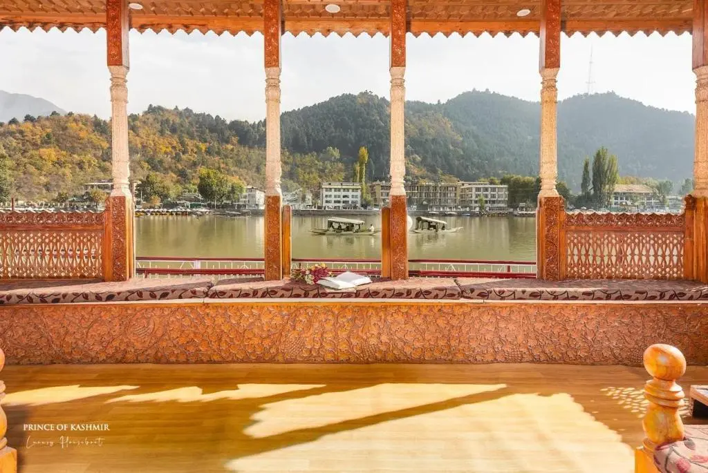 Шринагар: Prince of Kashmir Luxury Houseboat