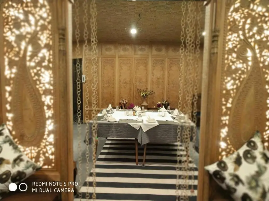 Шринагар: Prince of Kashmir Luxury Houseboat