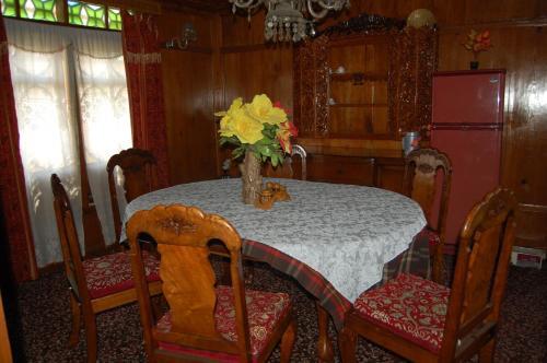 Шринагар: New Chez Henry Houseboat