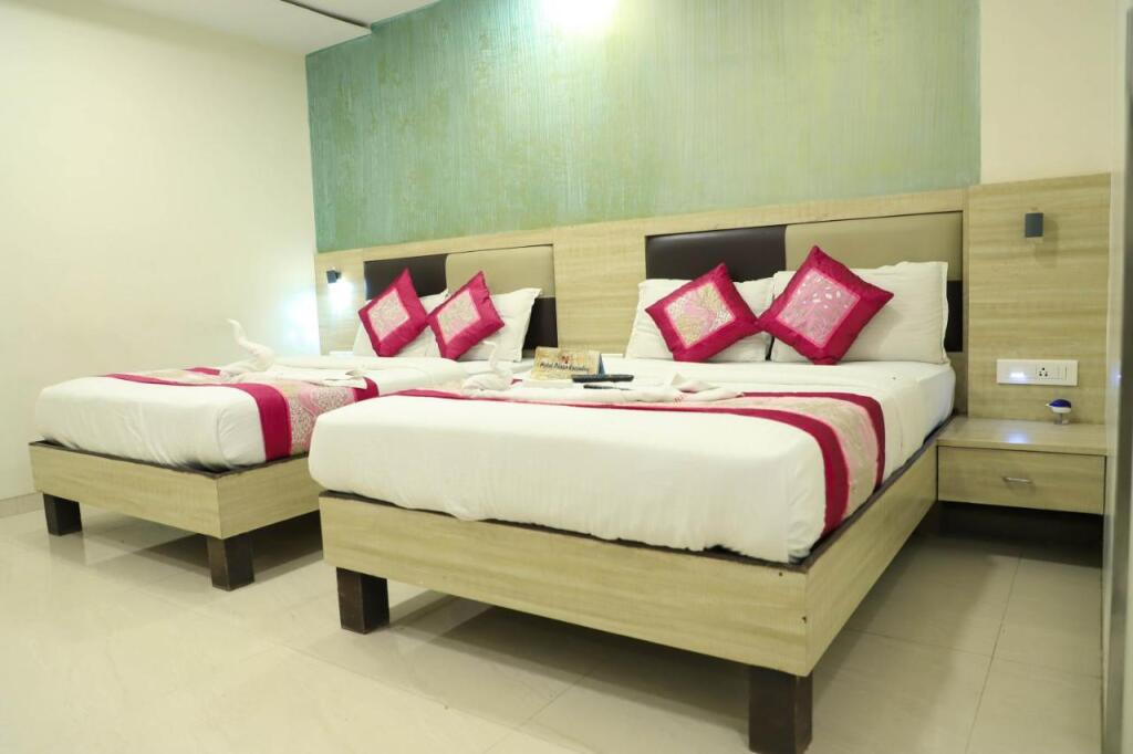 Мумбаи: Hotel Plaza Executive - near BKC