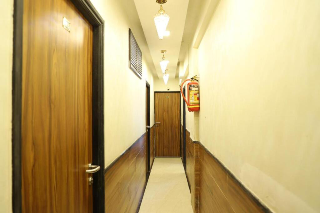Мумбаи: Hotel Plaza Executive - near BKC