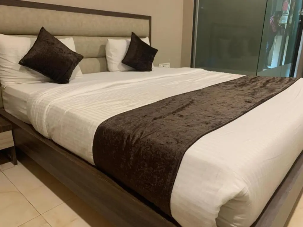 Тхане: Hotel merakee