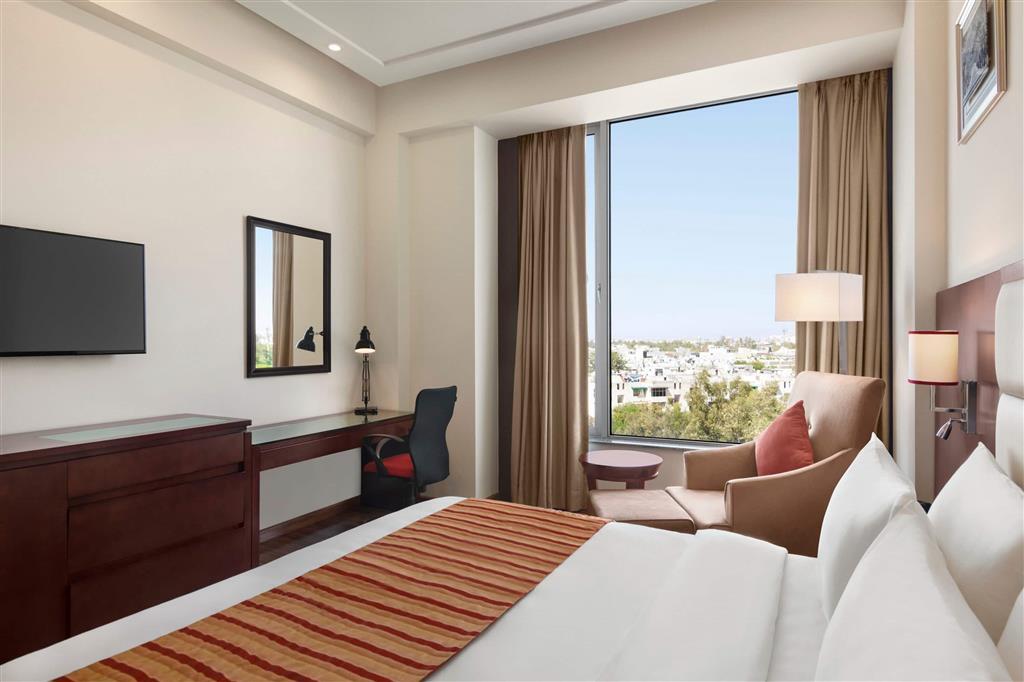 Большая Нойда: Ramada by Wyndham New Delhi Pitampura