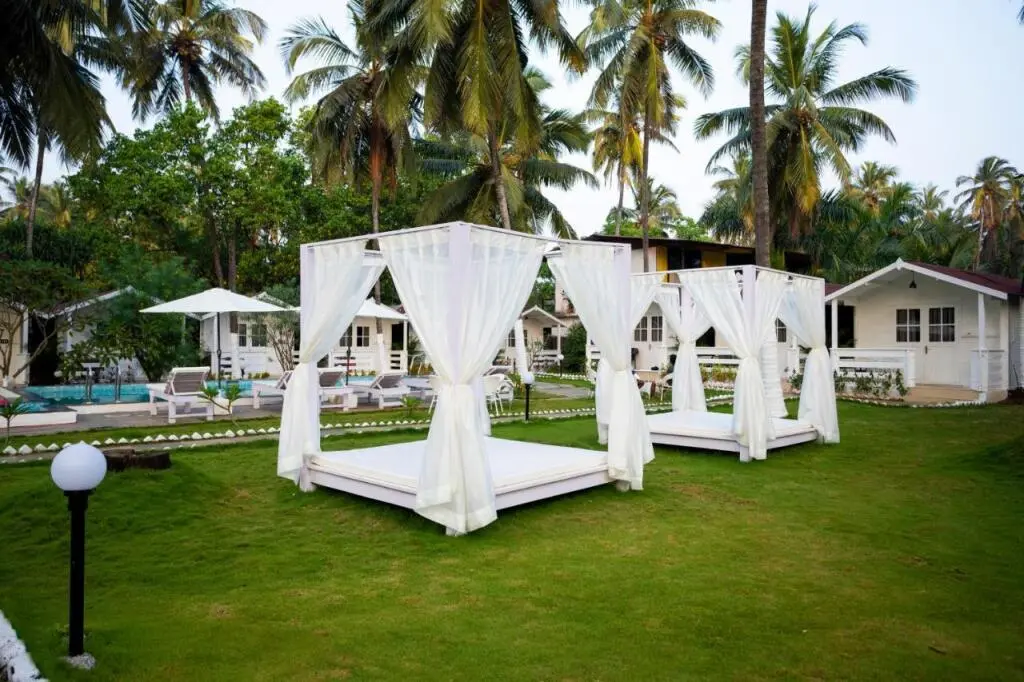 Морджим: Stone Wood Village Resort - Morjim Beach