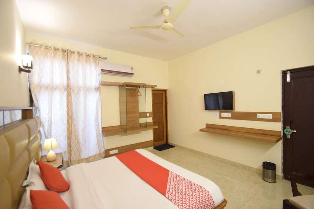 Джамму: Oyo 11567 Hotel Shivalik Hills