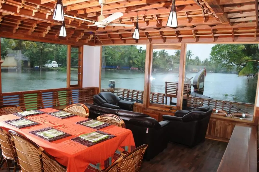 Кумараком: Niche Stays Luxury Houseboats
