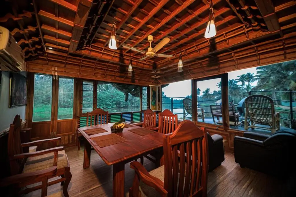 Кумараком: Niche Stays Luxury Houseboats