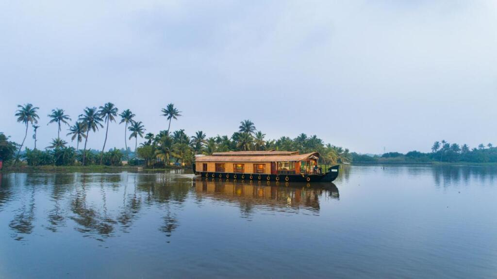 Niche Stays Luxury Houseboats — фото 1