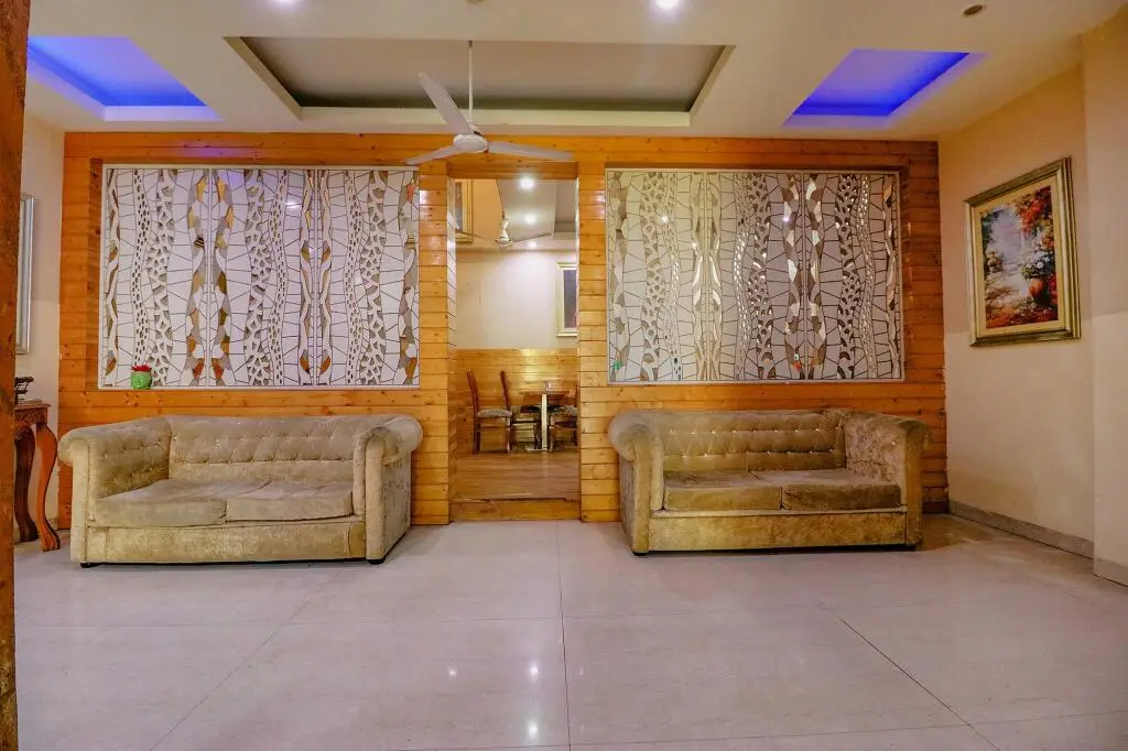 Нойда: Fabhotel Gaba Corporate Suites