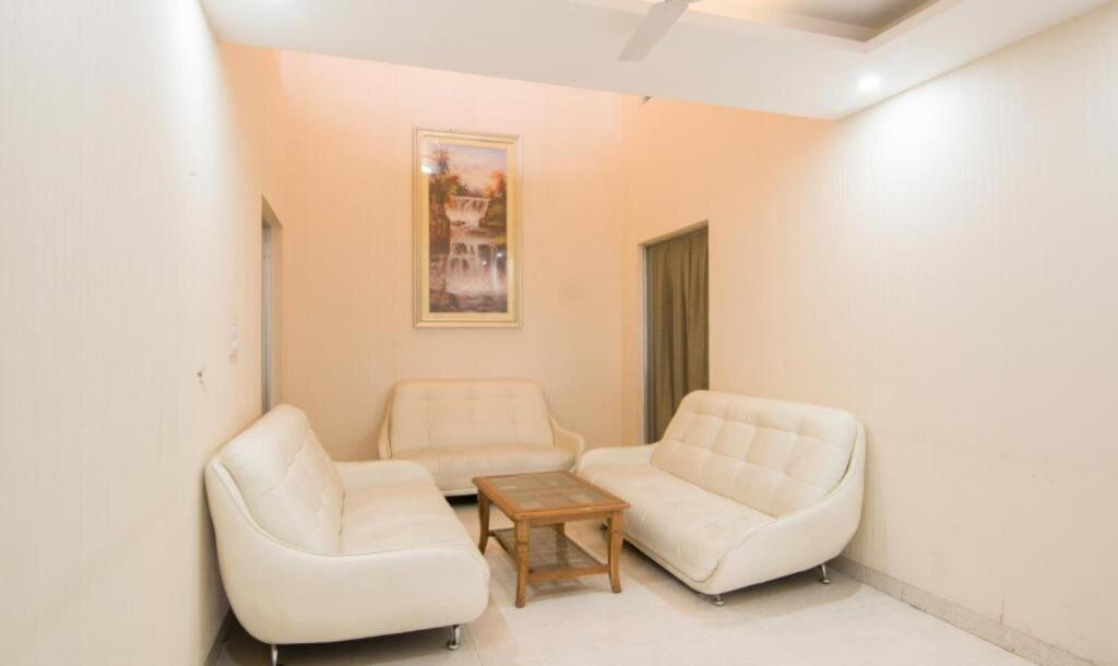 Нойда: Fabhotel Gaba Corporate Suites