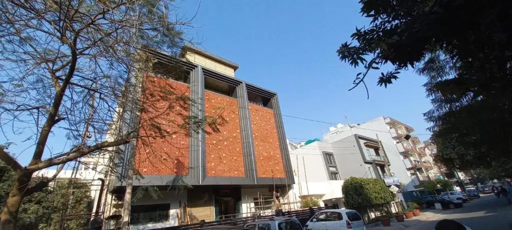 Square 9 Inn - Near Fortis & Huda City Centre — фото 1