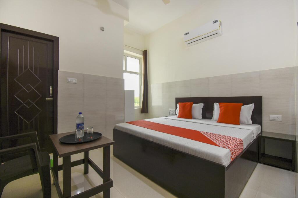 Бахадрабад: OYO Flagship 75751 Hotel Surya