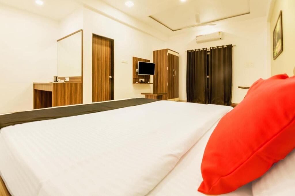 Вакад: Hotel Om Inn - Talegaon Dabhade