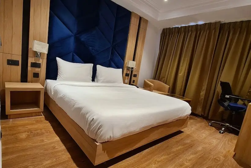 Ревари: Hotel Shemron