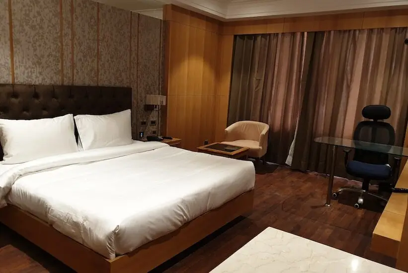 Ревари: Hotel Shemron
