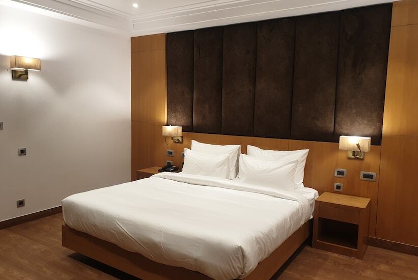 Ревари: Hotel Shemron