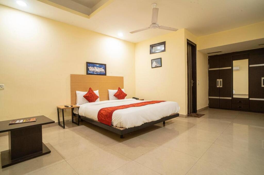 Нью-Дели: Hotel Red Coral By F9 Hotels