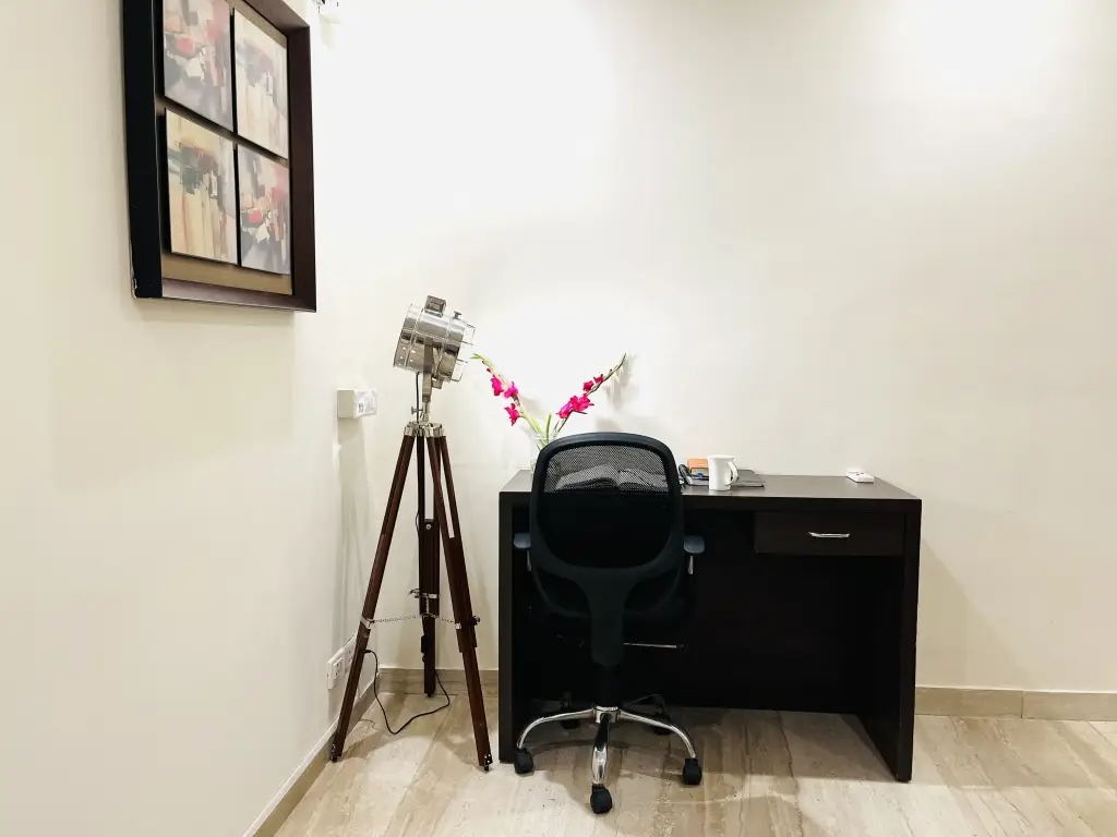 Гуруграм: Bluo Classic - 2 Bhk Dlf Golf Course - Balcony, Lift
