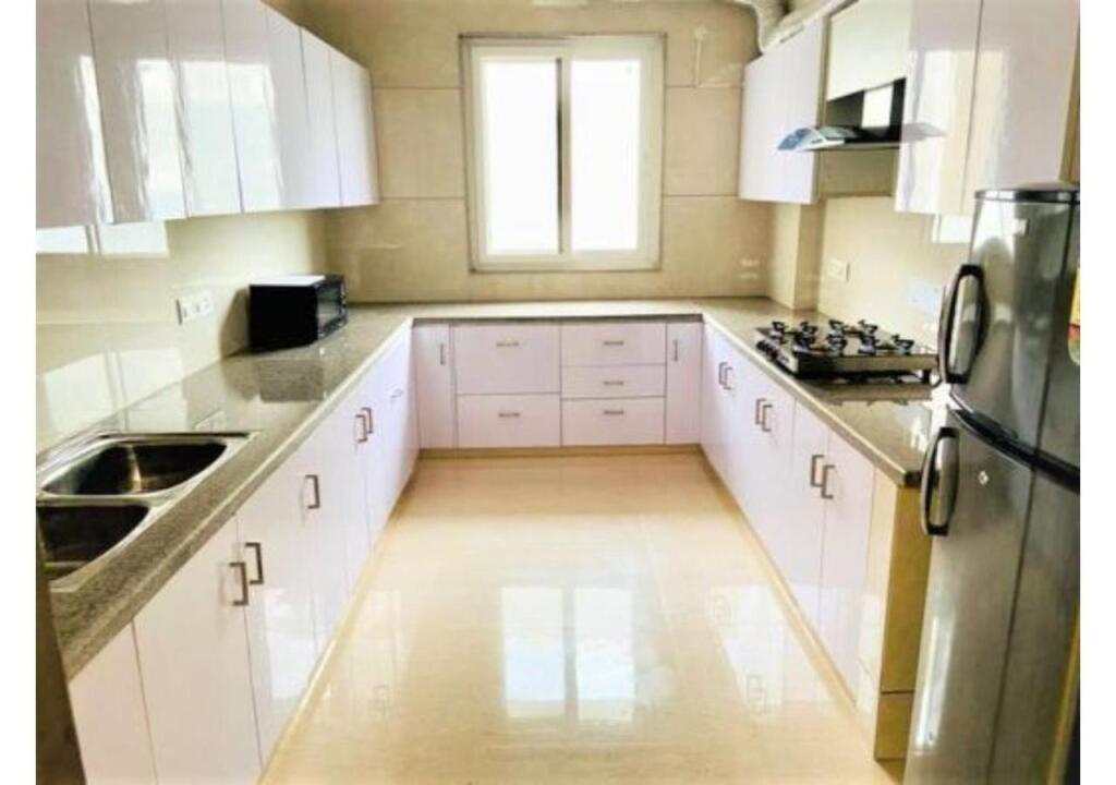 Гуруграм: Bluo 1Bhk - Dlf Cybercity, Mg Road - Balcony, Lift