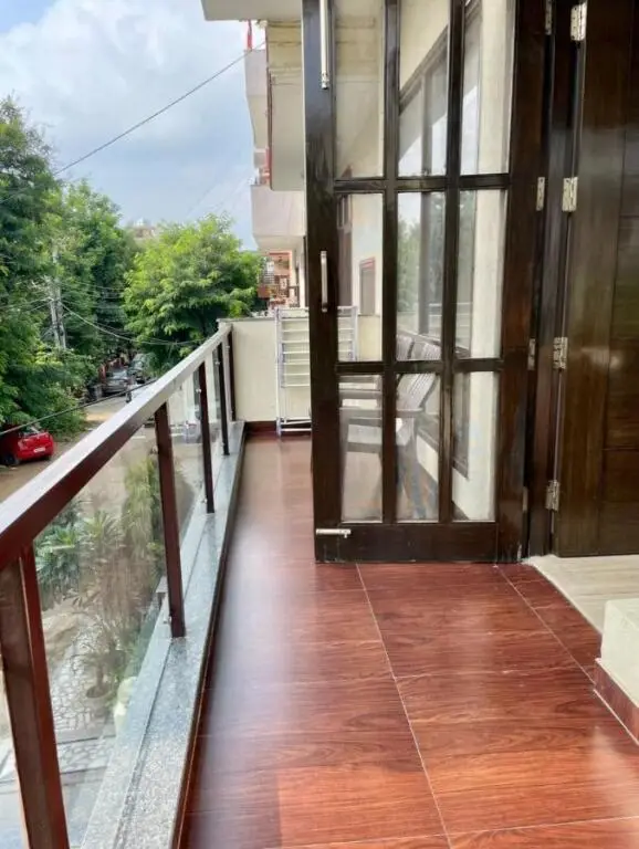 Гуруграм: Bluo 3Bhk - Dlf Galleria - Bathtub, Balcony