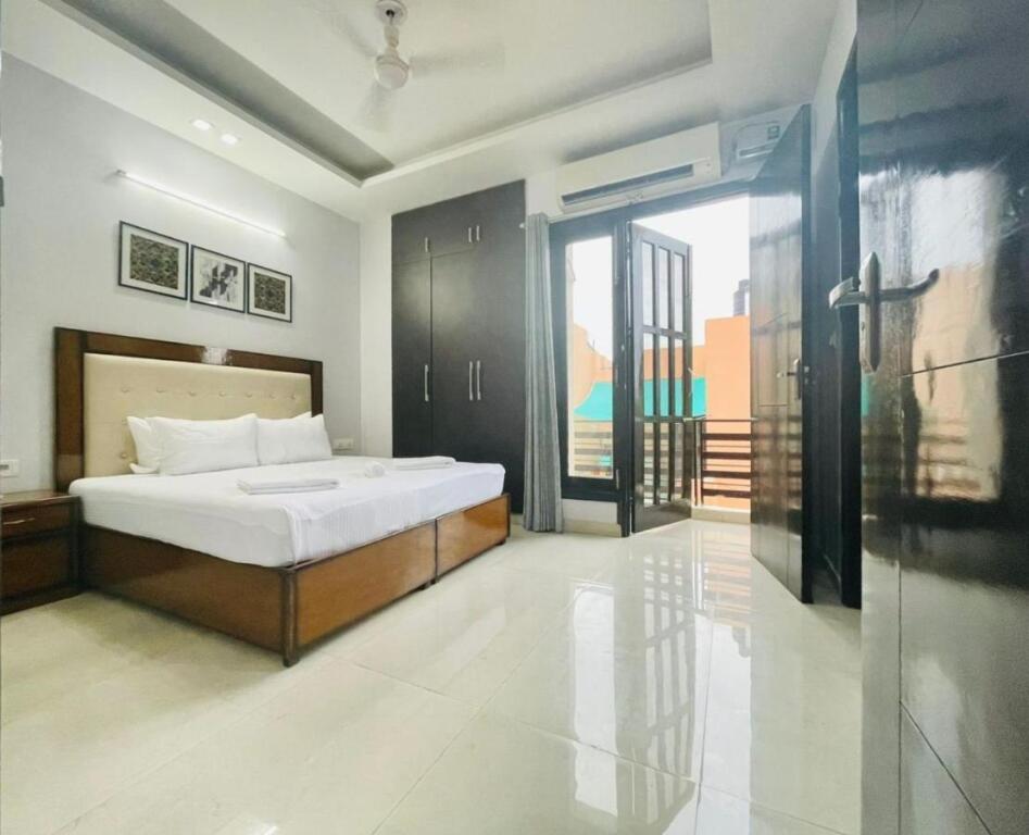 Гуруграм: Bluo 3Bhk - Dlf Galleria - Bathtub, Balcony