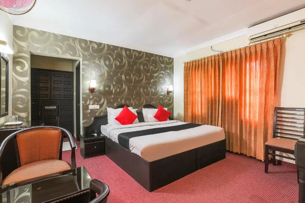 Пуна: Collection O 70446 Hotel Rajwada