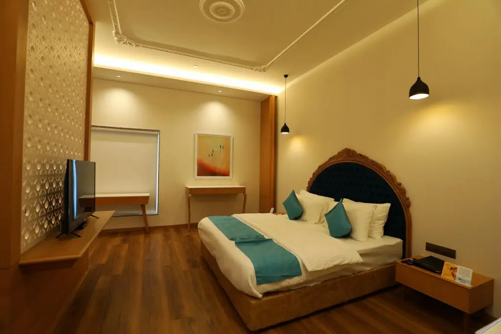 Ананд: Hotel Blueivy