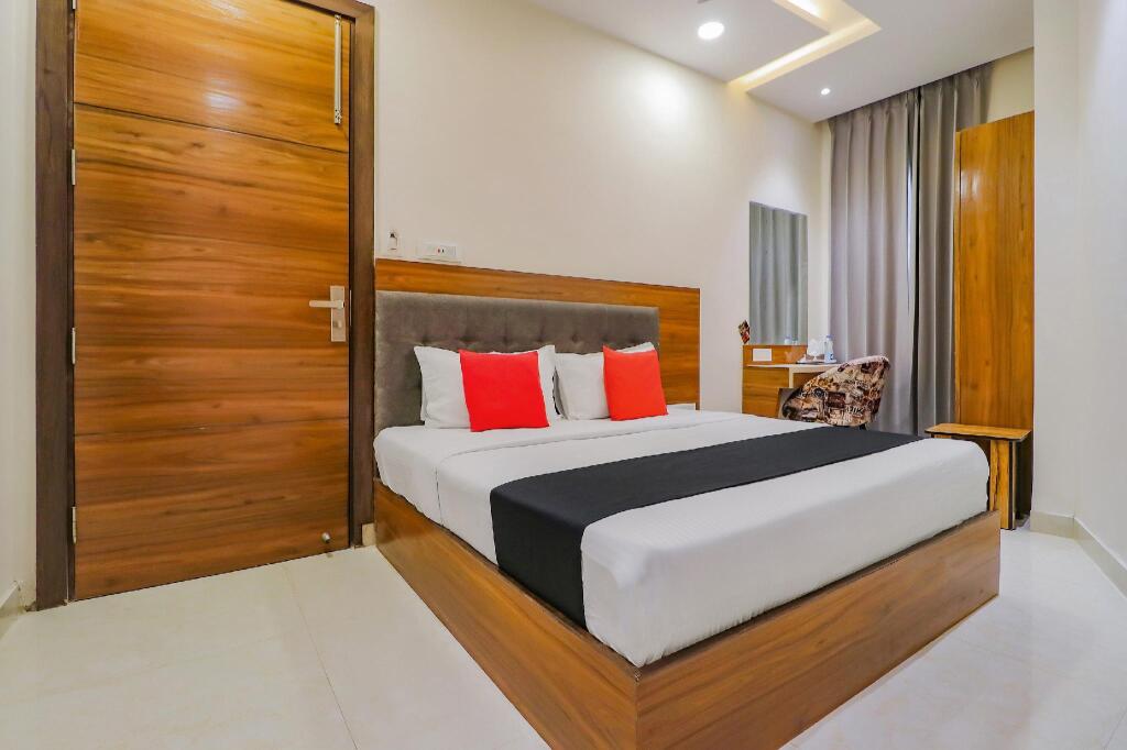 Capital O 81450 Hotel Western Galaxy — фото 1