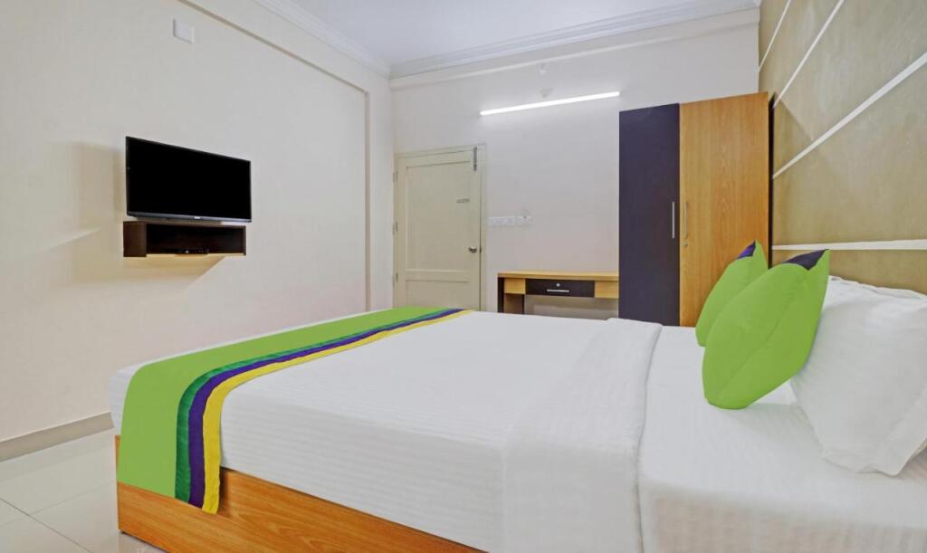 Недумбассери: Treebo Thoduvas Star Plaza Cochin Airport