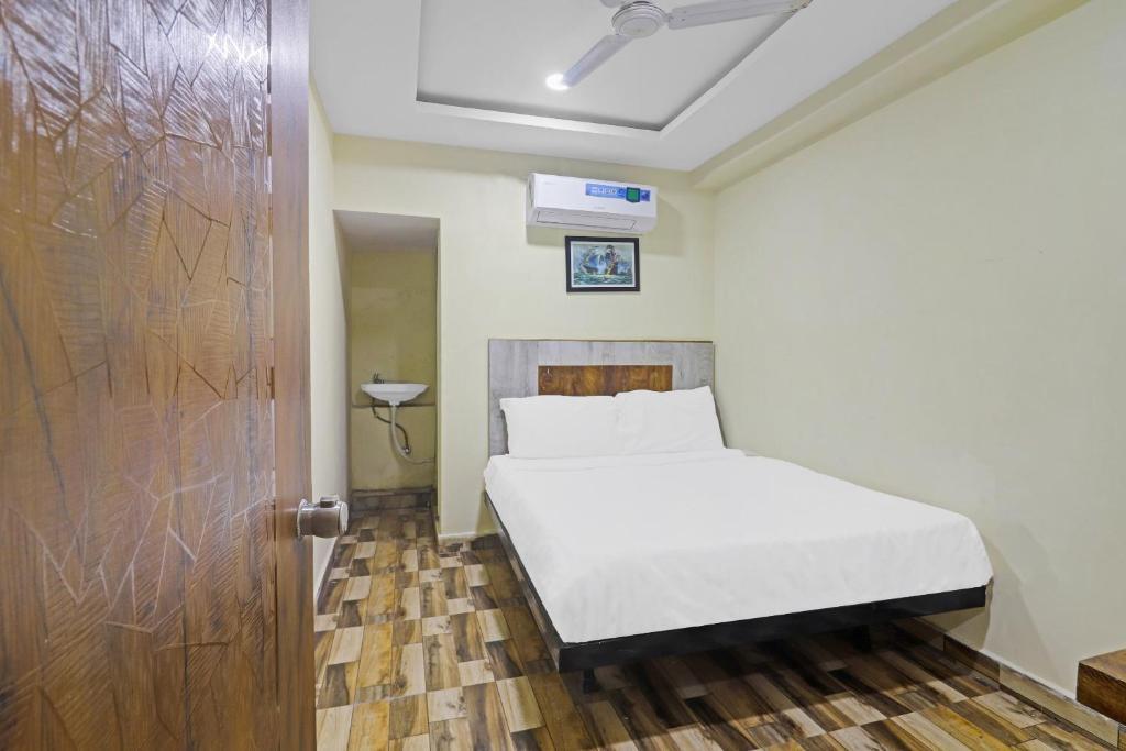 Хидерабад: Capital O 85402 Sri Sai Regency