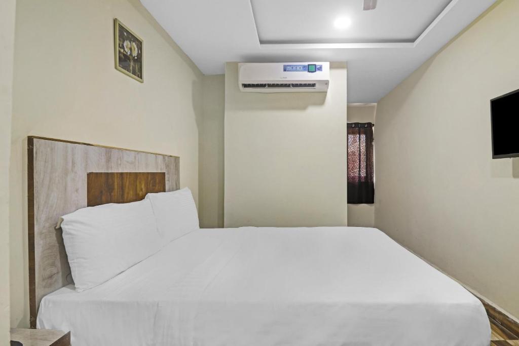 Хидерабад: Capital O 85402 Sri Sai Regency
