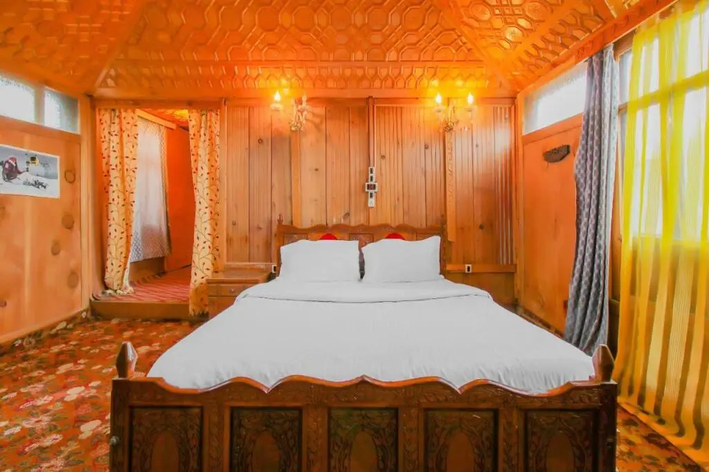 Шринагар: OYO 81523 Noor Palace Group Of Houseboats