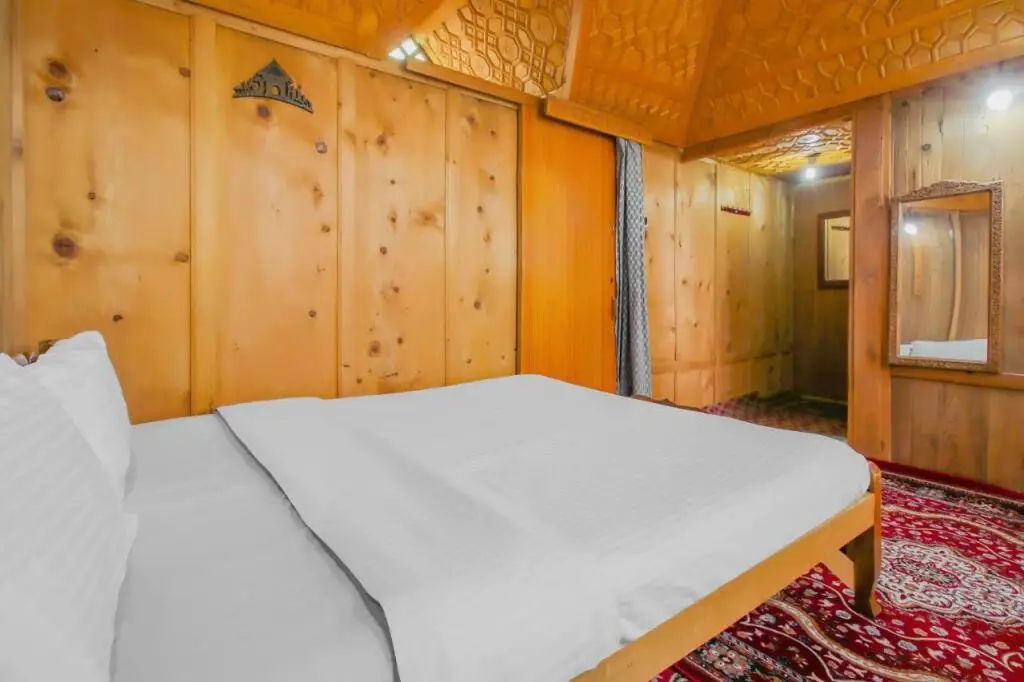 Шринагар: OYO 81523 Noor Palace Group Of Houseboats