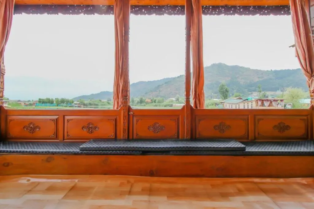 Шринагар: OYO 81523 Noor Palace Group Of Houseboats