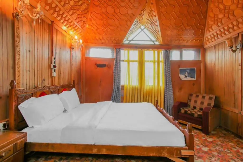 Шринагар: OYO 81523 Noor Palace Group Of Houseboats