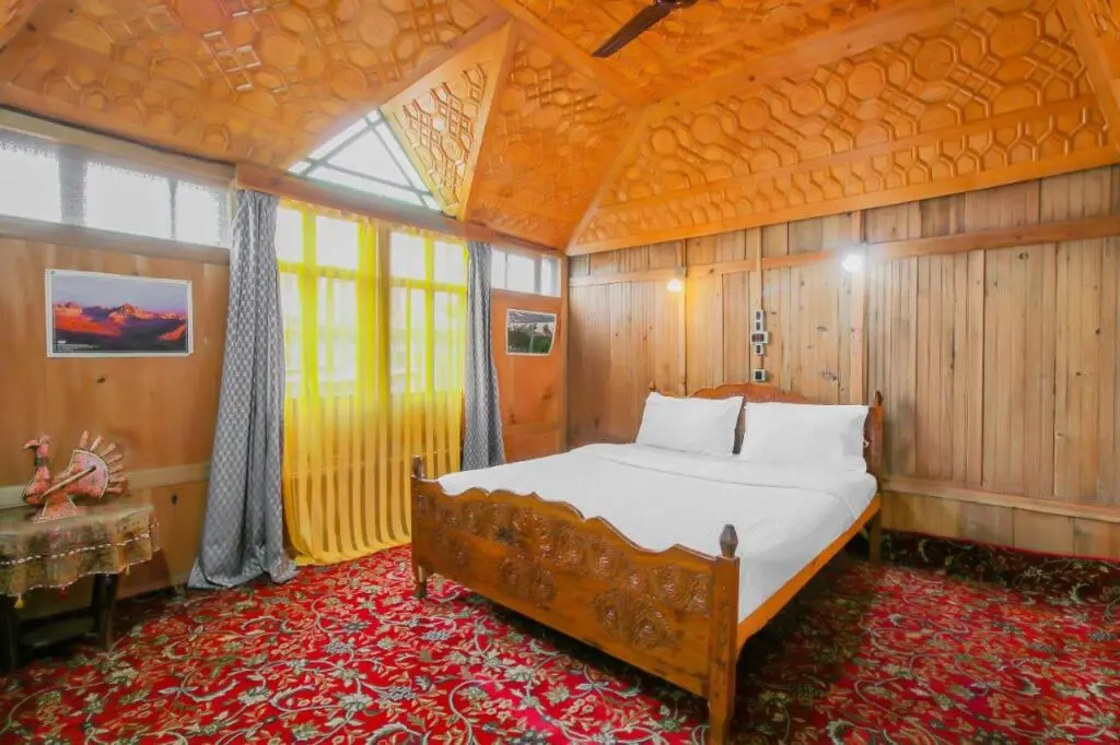 Шринагар: OYO 81523 Noor Palace Group Of Houseboats
