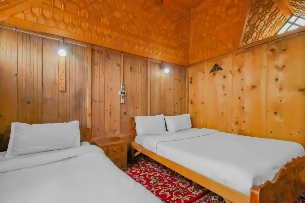 Шринагар: OYO 81523 Noor Palace Group Of Houseboats