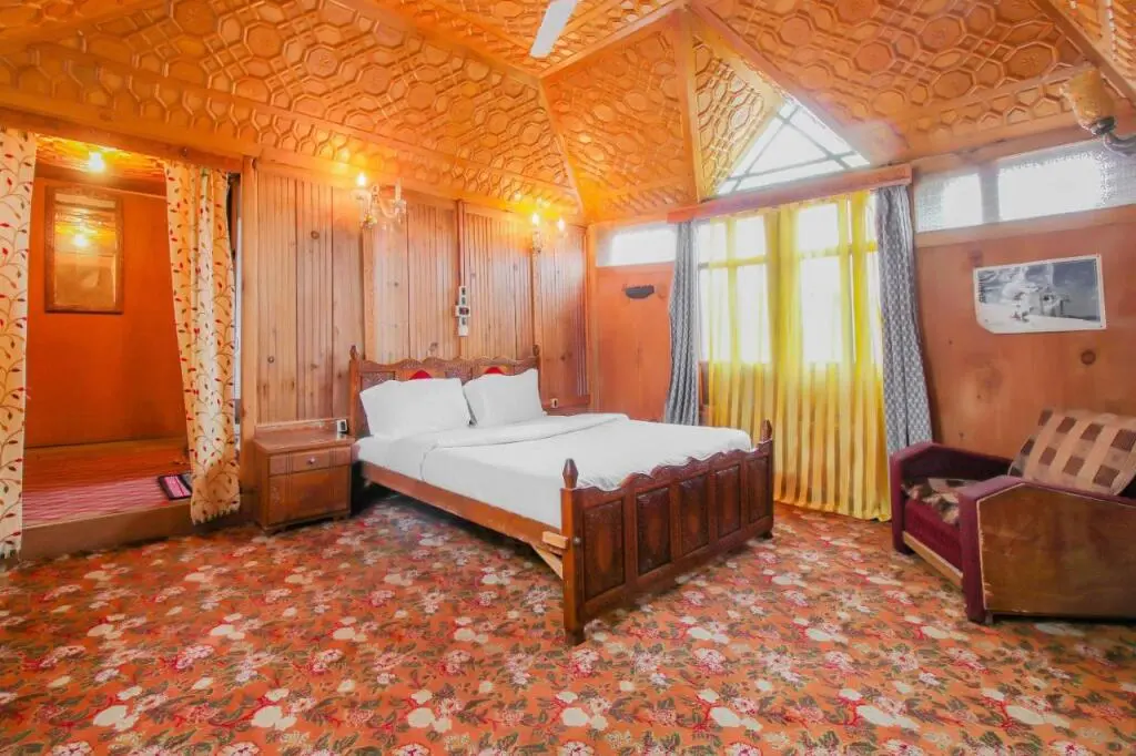 Шринагар: OYO 81523 Noor Palace Group Of Houseboats