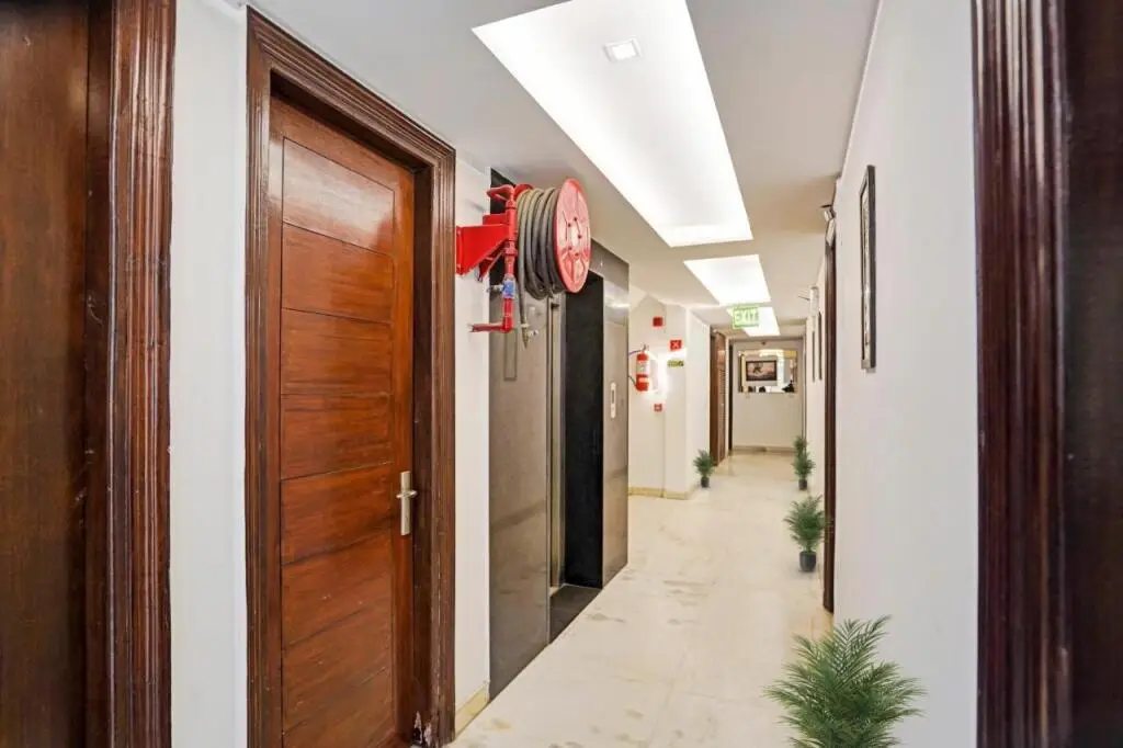 Нью-Дели: Capital O 88320 Hotel Grand Stays