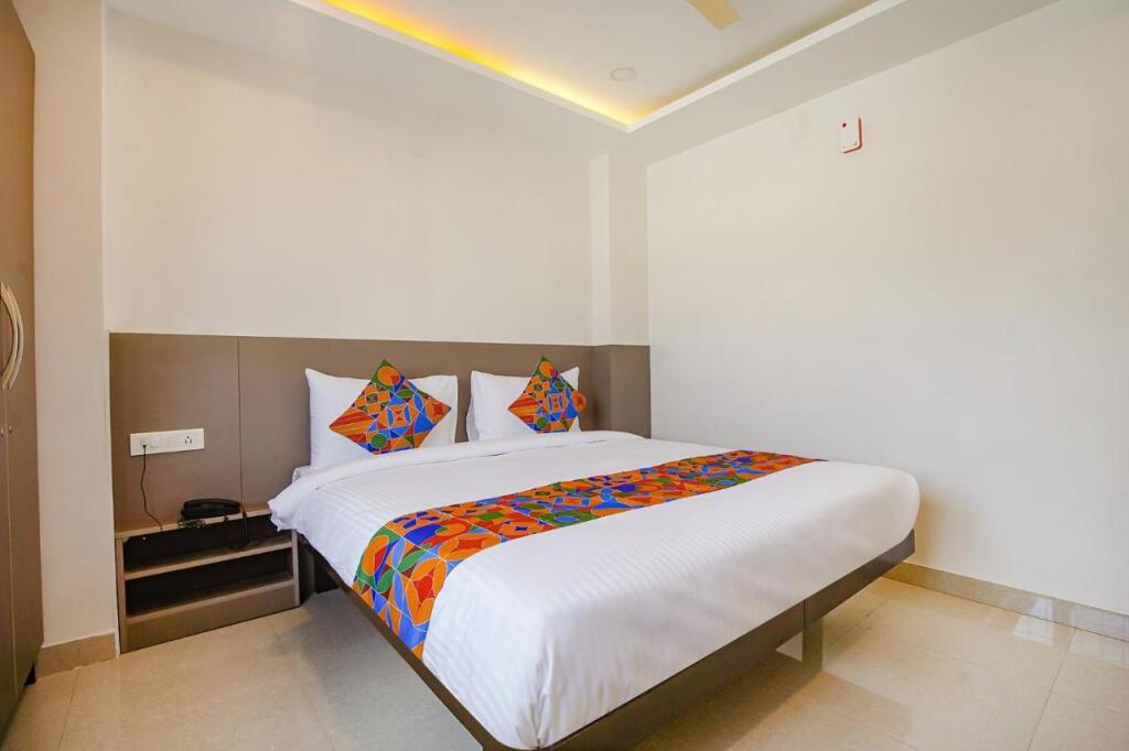 Бангалор: FabHotel Athasri Inn - Nr. Bellandur Railway Station