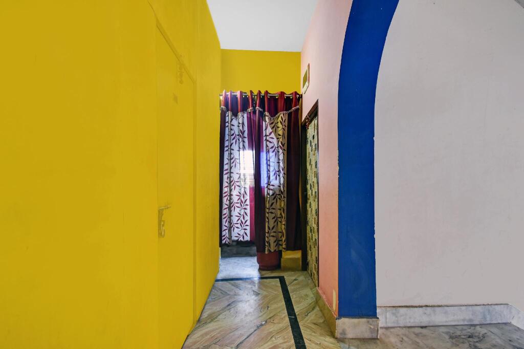 Колката: OYO KOL1929 Hansaraj Guest House