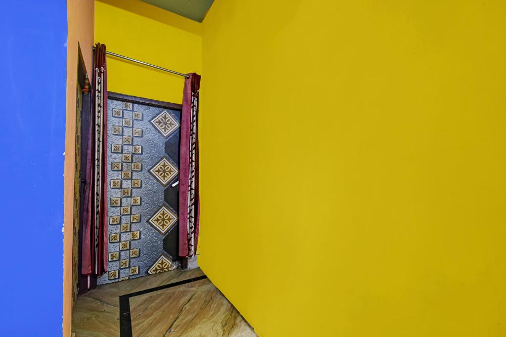 Колката: OYO KOL1929 Hansaraj Guest House