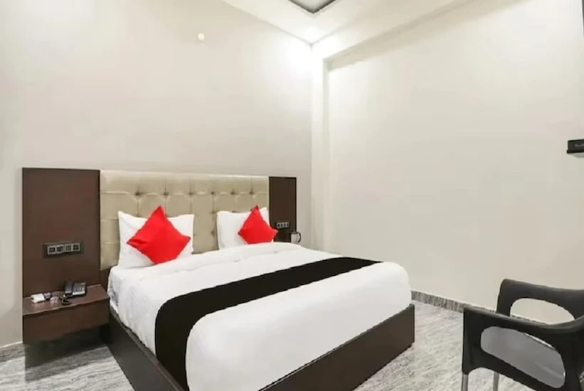Барейлли: Hotel Hirapanna
