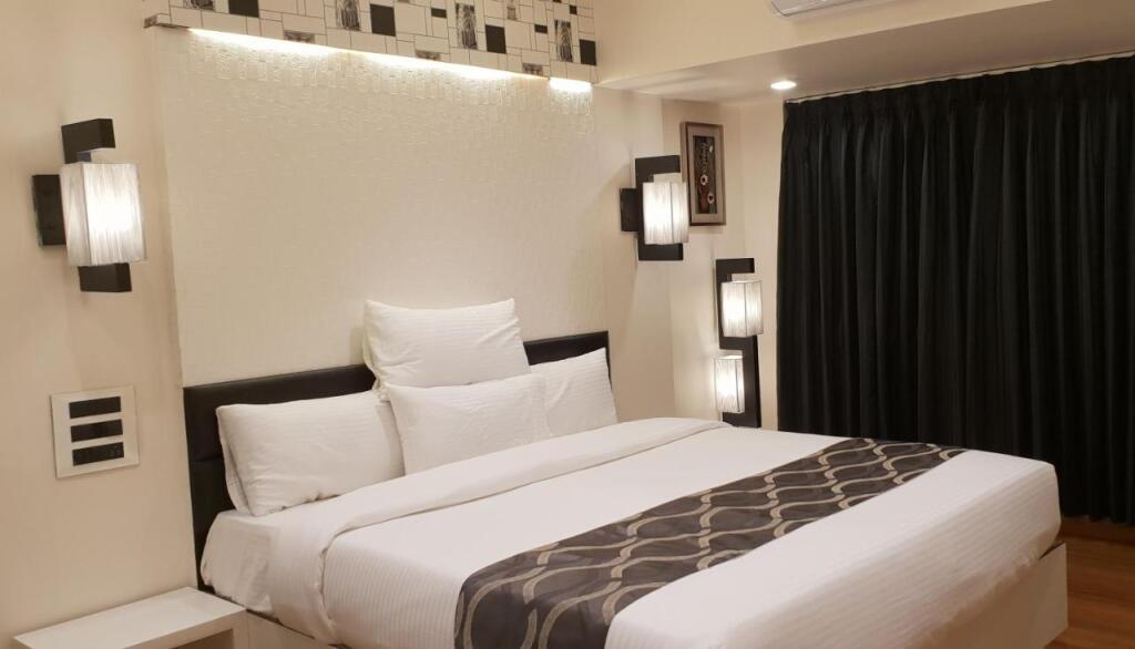 Бангалор: Hotel surya dev residency