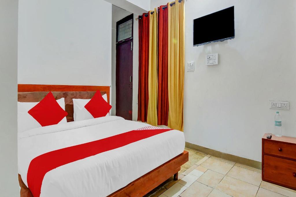 Газиабад: OYO 86315 Yash Hotel