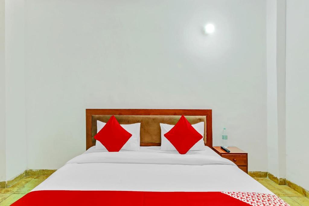 Газиабад: OYO 86315 Yash Hotel
