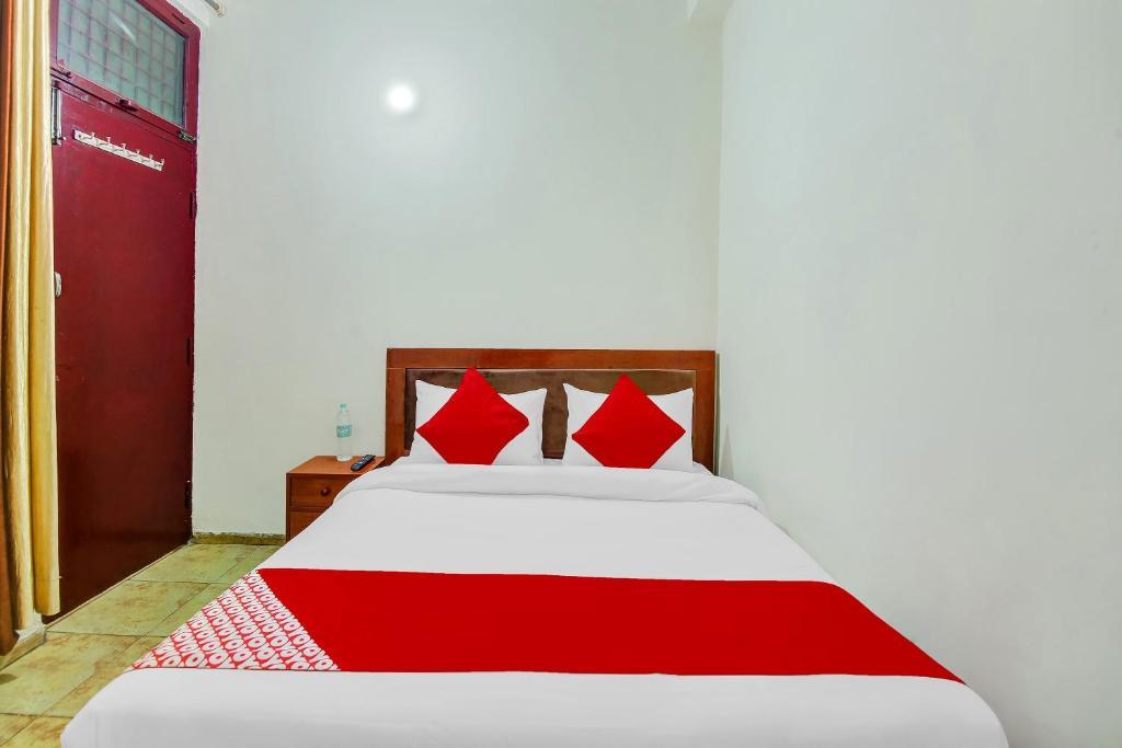 Газиабад: OYO 86315 Yash Hotel
